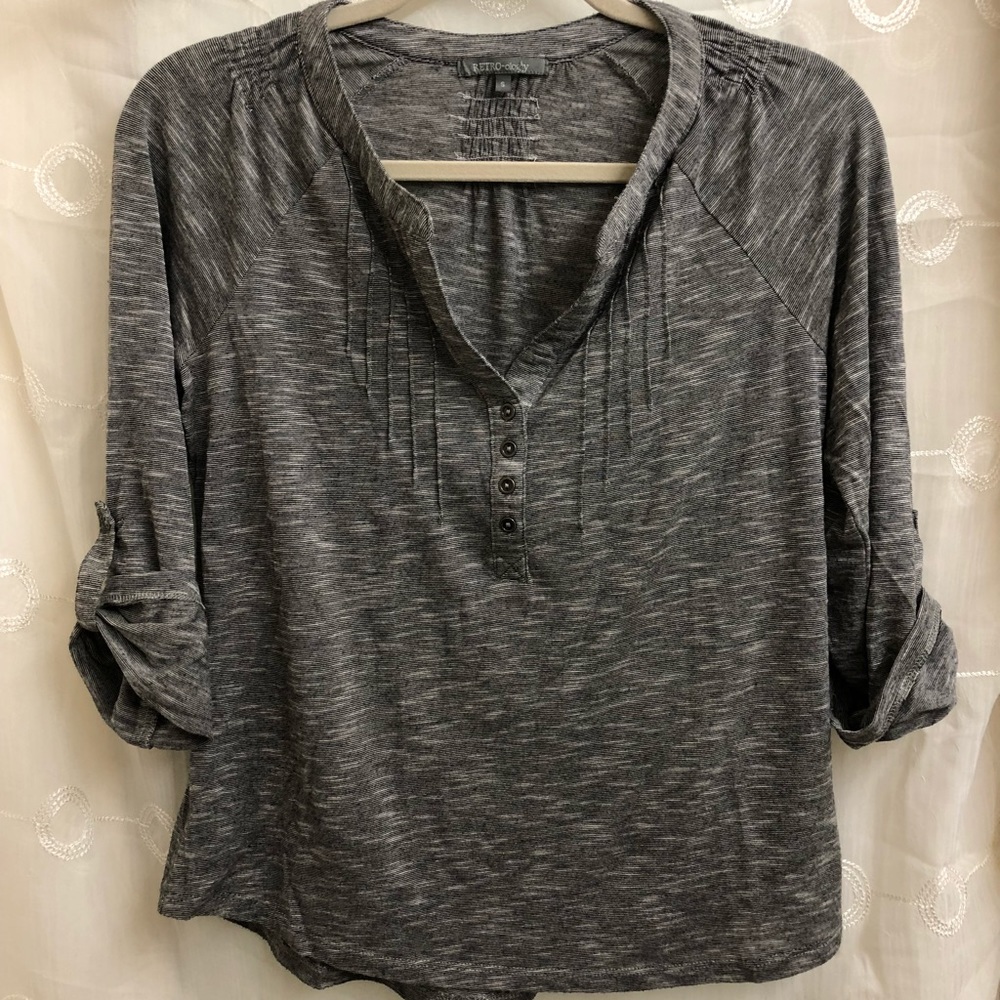 ❤️BUNDLE buy 3 get 15% OFF❤️
Retro-ology Heather Gray Henley V Neck Top